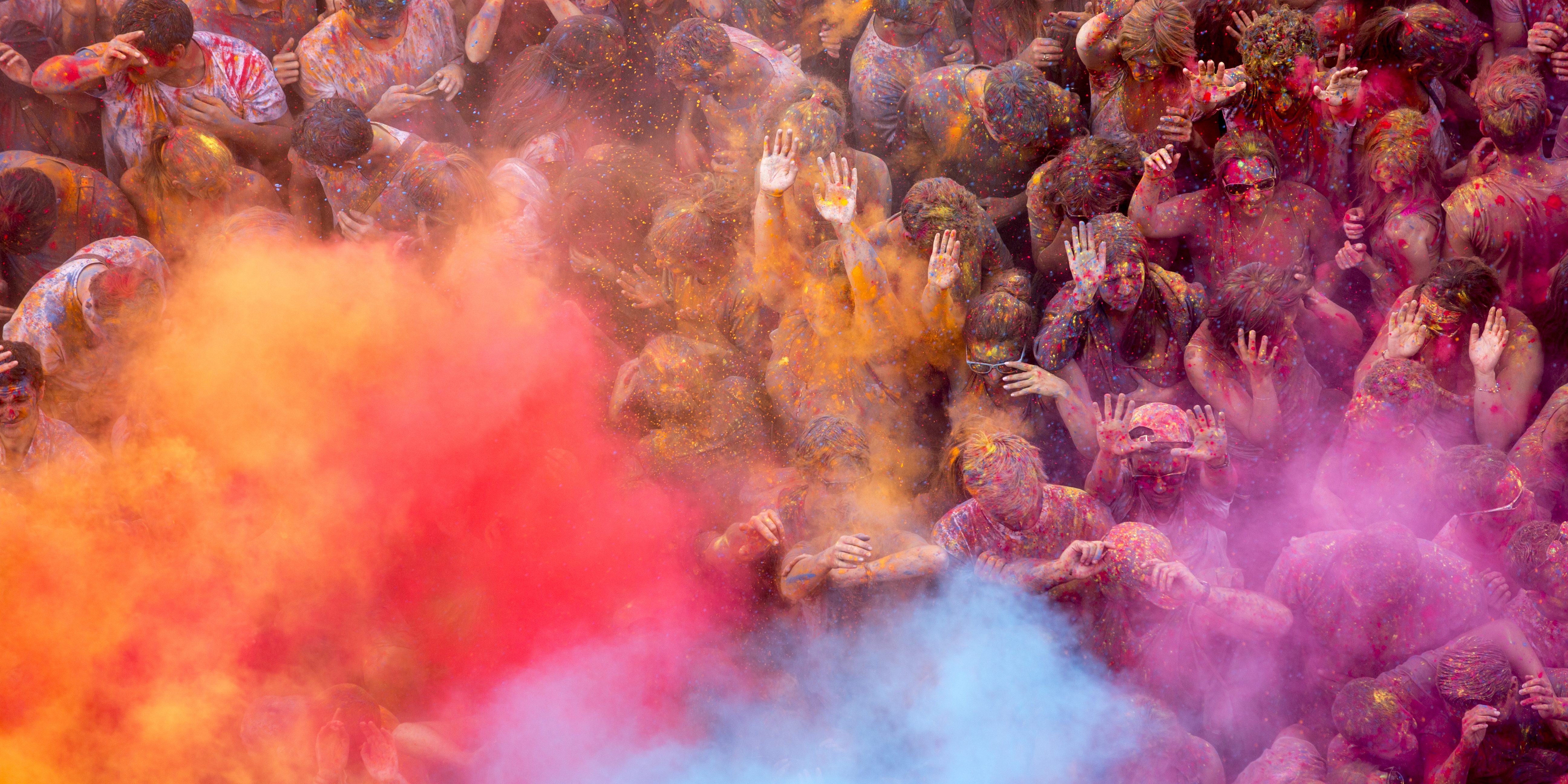 Festival des Accroche-Coeurs 2014, représentation The color of time par la Compagnie Artonik, place du Ralliement